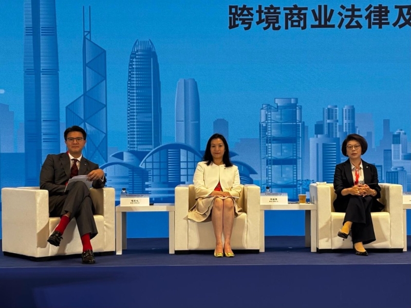 大律师公会主席毛乐礼资深大律师、公会前主席谭允芝资深大律师及公会执委会委员何淑瑛大律师参与其中一场主论坛。 大律师公会主席毛乐礼资深大律师、公会前主席谭允芝资深大律师及公会执委会委员何淑瑛大律师参与其中一场主论坛。