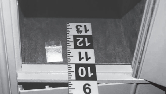 图为2023年在白宫西翼附近大厅发现的可卡因 图为2023年在白宫西翼附近大厅发现的可卡因