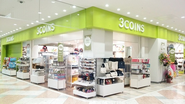 创办于1994年,来自日本的3COINS名称来源于其价格策略,大多数商品的定价为300日元。与传统的100圆商店如Daiso相比,3COINS在产品设计和质量上更具优势,适合日常使用或作为精美的赠品。 创办于1994年,来自日本的3COINS名称来源于其价格策略,大多数商品的定价为300日元。与传统的100圆商店如Daiso相比,3COINS在产品设计和质量上更具优势,适合日常使用或作为精美的赠品。
