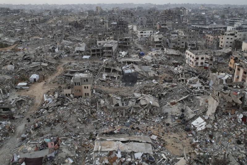 以军狂轰滥炸下,加沙已成废墟。 美联社.jpg 以军狂轰滥炸下,加沙已成废墟。 美联社.jpg