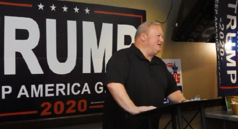 特朗普赦免一名贪污重罪的警长,只因他是特朗普相当重要的支持者。 特朗普赦免一名贪污重罪的警长,只因他是特朗普相当重要的支持者。