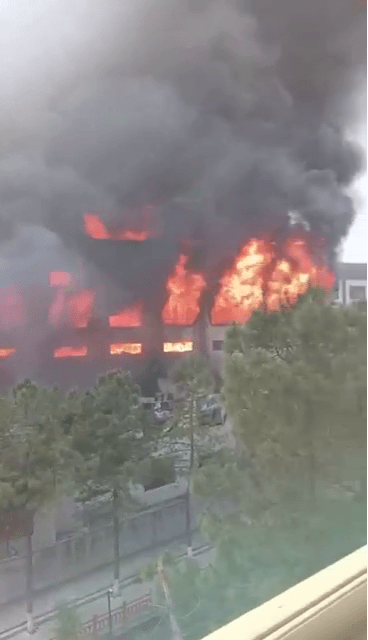 网民拍下火场情况。 网民拍下火场情况。