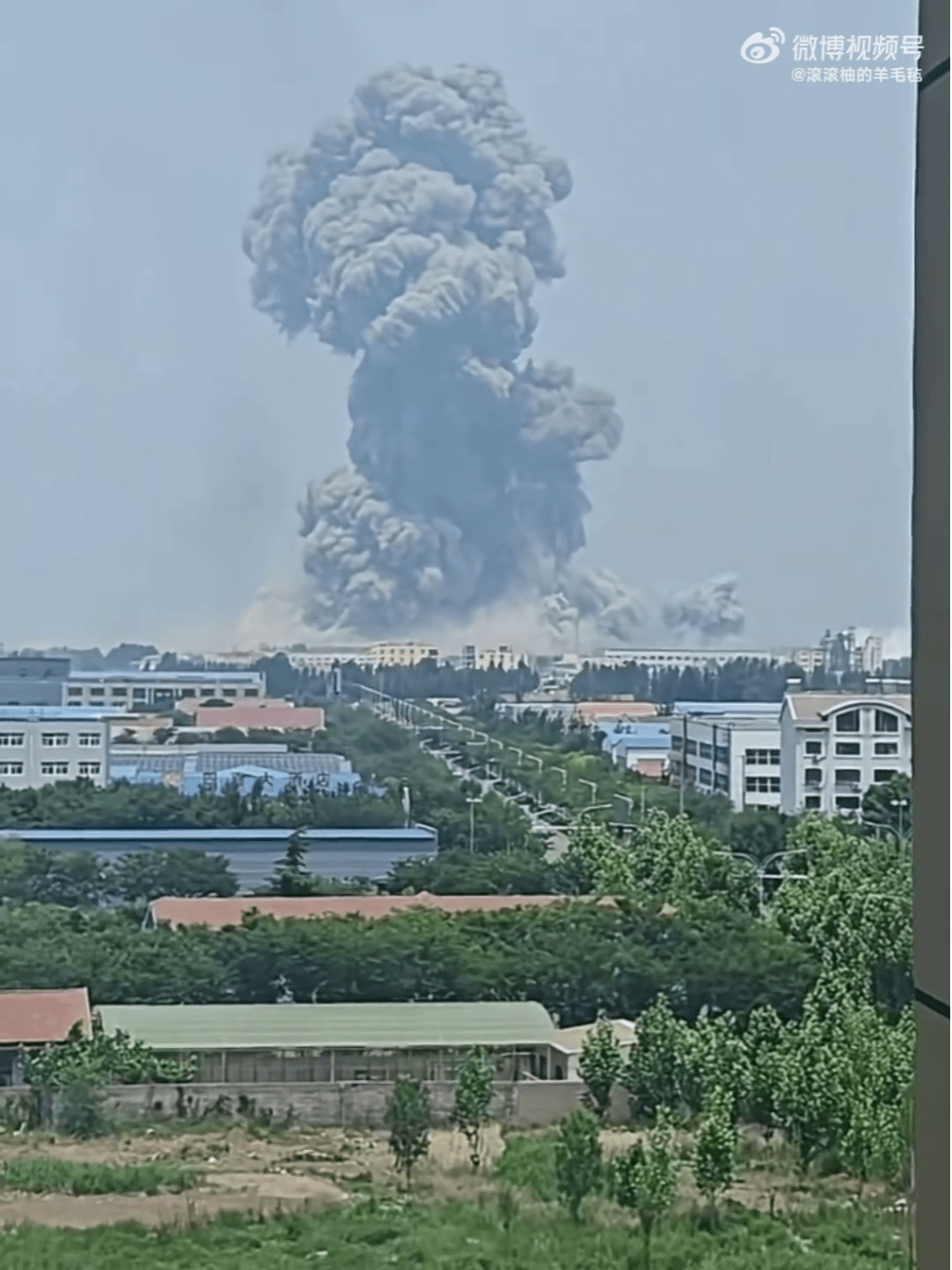 山东一化工厂房爆炸,惊现巨型“蘑菇云”。 山东一化工厂房爆炸,惊现巨型“蘑菇云”。