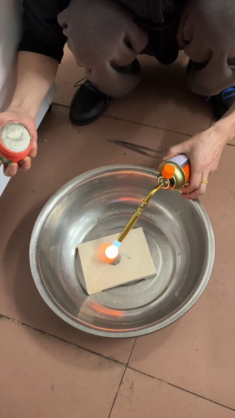 不少人从网上买来工具自行在家打金。 不少人从网上买来工具自行在家打金。