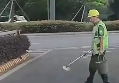 环卫工人“自扔自捡” 环卫工人“自扔自捡”