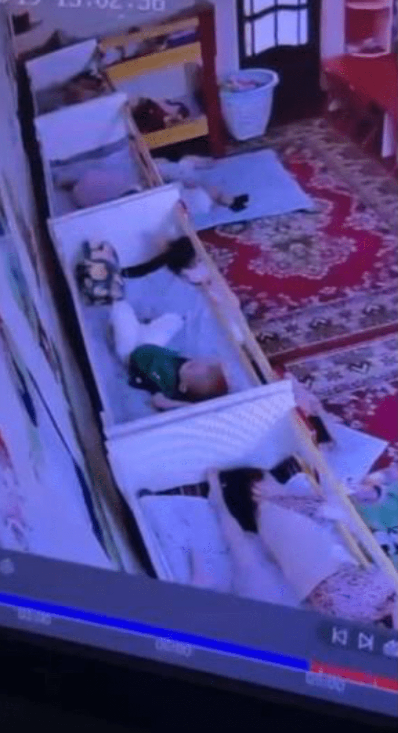 事发于当地19日下午约1时05分,从幼儿园闭路电视可见,睡房内没有成年人看管,所有儿童都熟睡中。Telegram_YULDUZLARI 事发于当地19日下午约1时05分,从幼儿园闭路电视可见,睡房内没有成年人看管,所有儿童都熟睡中。Telegram_YULDUZLARI