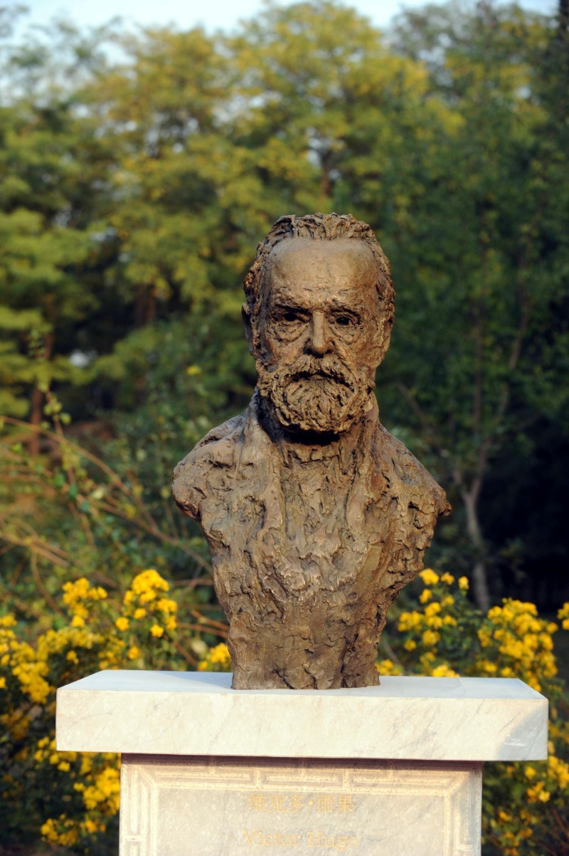 坐落于圆明园的法国作家雨果雕像 坐落于圆明园的法国作家雨果雕像