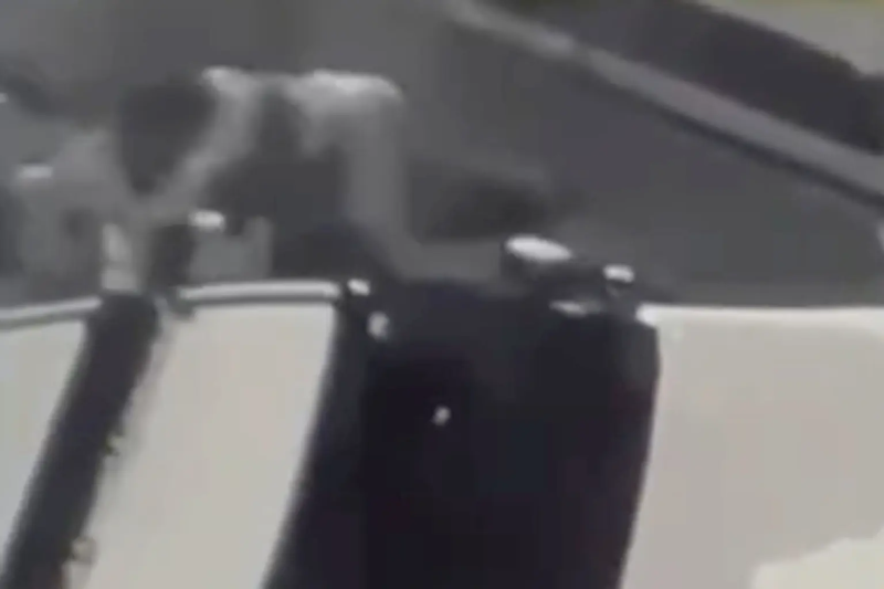 视频显示,在奥巴马住所前,两名身穿制服的女警官发生肢体冲突。 视频显示,在奥巴马住所前,两名身穿制服的女警官发生肢体冲突。