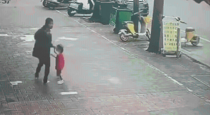 女子发现有人追上,回头一看。 女子发现有人追上,回头一看。