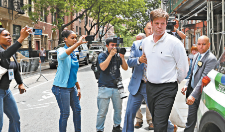 普莱西被指控犯有攻击、绑架、非法禁锢和非法持有枪支罪。 普莱西被指控犯有攻击、绑架、非法禁锢和非法持有枪支罪。