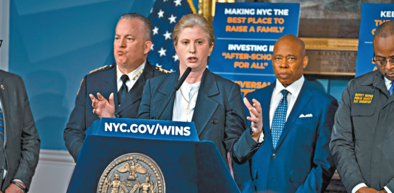 蒂施表示,枪案数字创新低与警力部署得当有关。 蒂施表示,枪案数字创新低与警力部署得当有关。