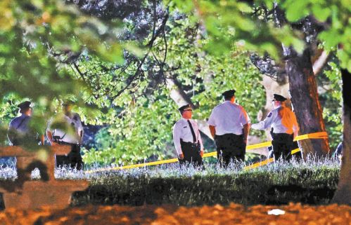 费城Fairmount Par公园26日晚发生大规模枪击事件,造成2人死亡,至少9人受伤。 费城Fairmount Par公园26日晚发生大规模枪击事件,造成2人死亡,至少9人受伤。