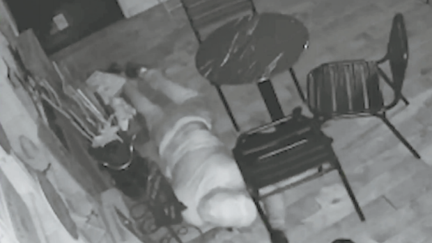 窃贼趴在地上匍匐前进。 窃贼趴在地上匍匐前进。