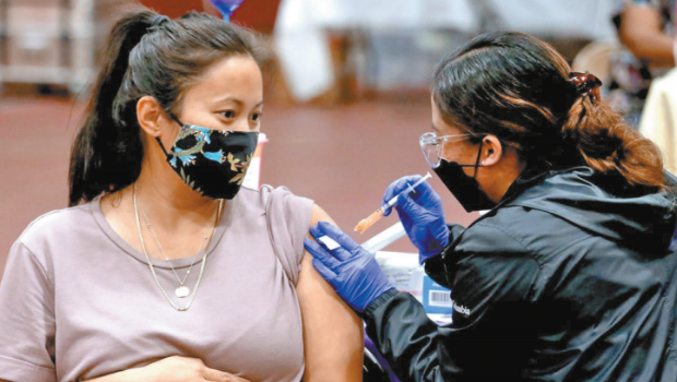 卫生部长小罗伯特·肯尼迪宣布,不再推荐健康的儿童和孕妇接种新冠疫苗,消息引起公共卫生专家广泛质疑。 卫生部长小罗伯特·肯尼迪宣布,不再推荐健康的儿童和孕妇接种新冠疫苗,消息引起公共卫生专家广泛质疑。