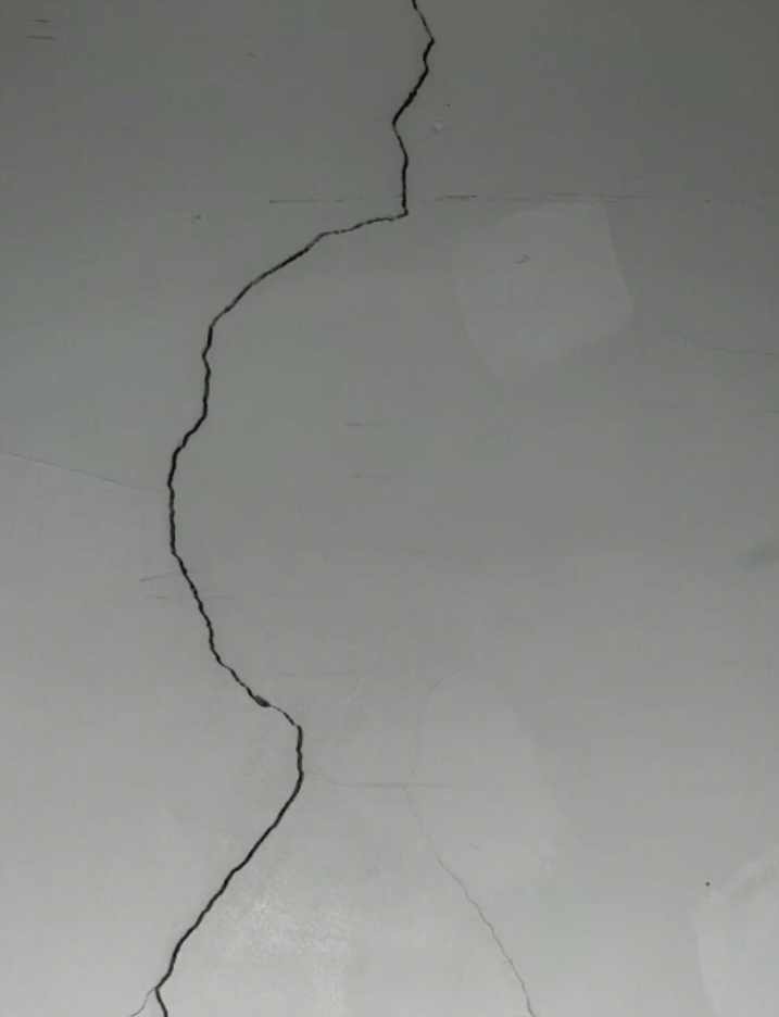 拆除建筑周边高层房屋墙壁出现裂缝。 拆除建筑周边高层房屋墙壁出现裂缝。