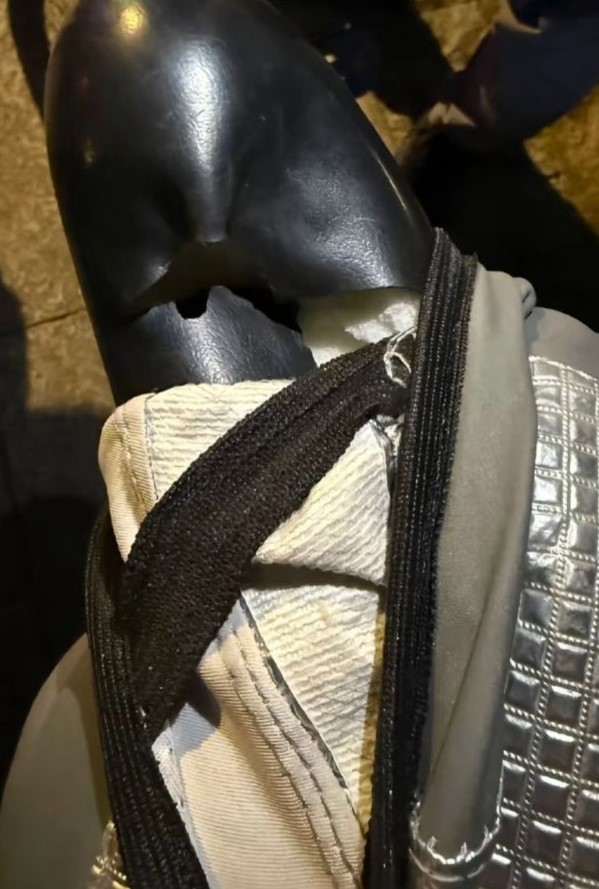 坐垫上被放上成人情趣玩具。 坐垫上被放上成人情趣玩具。