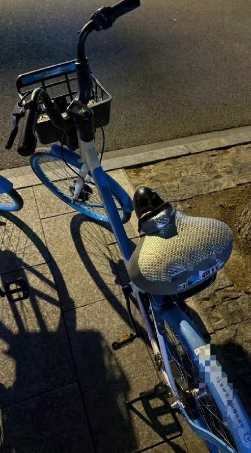 女子使用共亨单车期间,发现坐垫上被放上成人情趣玩具。 女子使用共亨单车期间,发现坐垫上被放上成人情趣玩具。