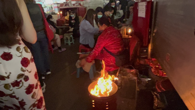 每年的惊蛰,“鹅颈桥”桥底均有进行“打小人”及“祭白虎”传统习俗 每年的惊蛰,“鹅颈桥”桥底均有进行“打小人”及“祭白虎”传统习俗