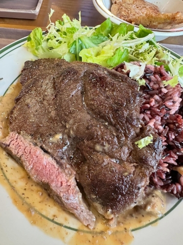 帖主指这家餐厅的一份牛板腱牛扒套餐仅售$68,套餐选项包括无限添加黑米饭,或焗薯作搭配 帖主指这家餐厅的一份牛板腱牛扒套餐仅售$68,套餐选项包括无限添加黑米饭,或焗薯作搭配