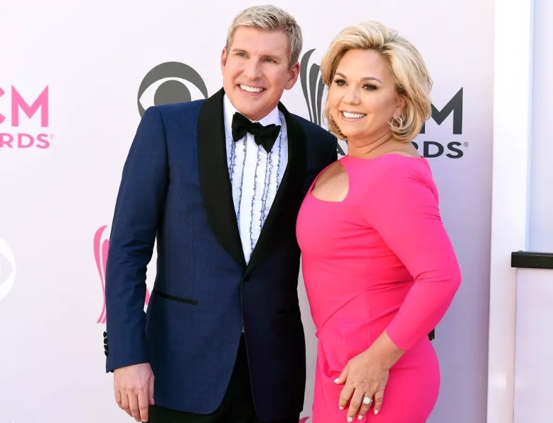 真人秀克里斯利最懂的克里斯利夫妇(Todd and Julie Chrisley)因诈贷3千万美元而被判处重刑,但是他们已获得特朗普的特赦。 美联社 真人秀克里斯利最懂的克里斯利夫妇(Todd and Julie Chrisley)因诈贷3千万美元而被判处重刑,但是他们已获得特朗普的特赦。 美联社