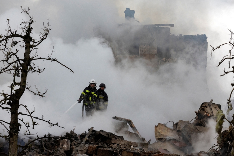 2025年5月25日,俄罗斯空袭击中被摧毁的民宅与消防人员正在扑灭火情。路透社 2025年5月25日,俄罗斯空袭击中被摧毁的民宅与消防人员正在扑灭火情。路透社