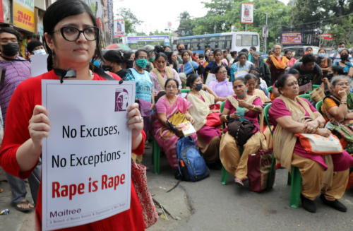 民众在印度东部城市加尔各答参加反对暴力侵害妇女的抗议活动。资料图 图自外媒 民众在印度东部城市加尔各答参加反对暴力侵害妇女的抗议活动。资料图 图自外媒