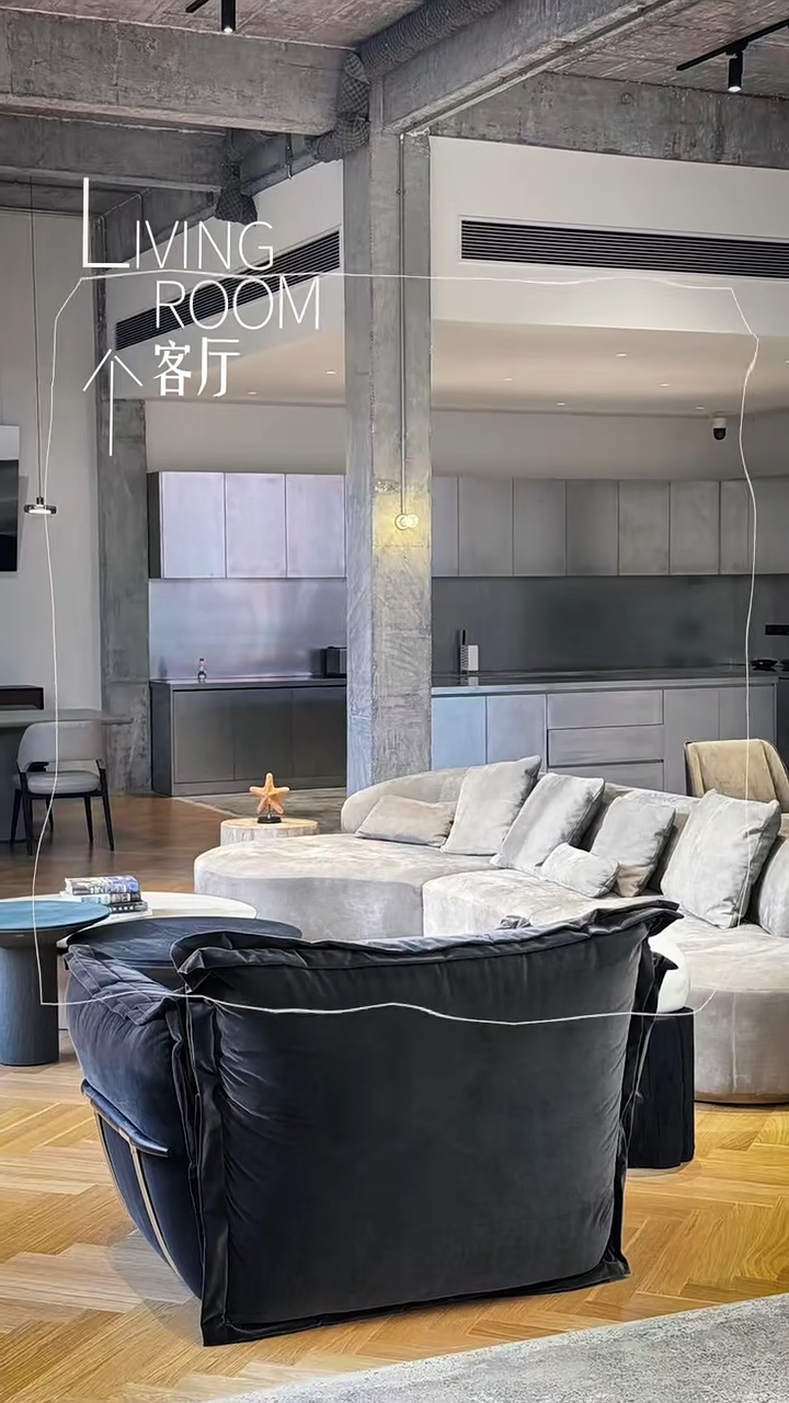 同一层还有大客厅,旁边有个开放式厨房。 同一层还有大客厅,旁边有个开放式厨房。