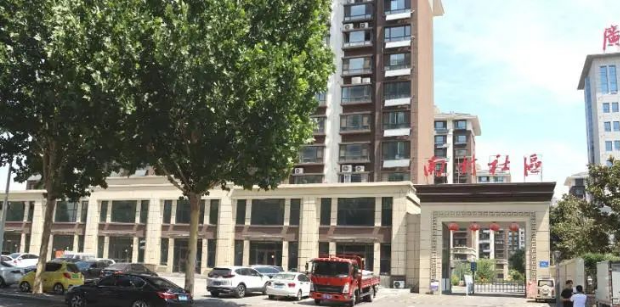 南村向适龄合资格的年轻人分配单位。 南村向适龄合资格的年轻人分配单位。