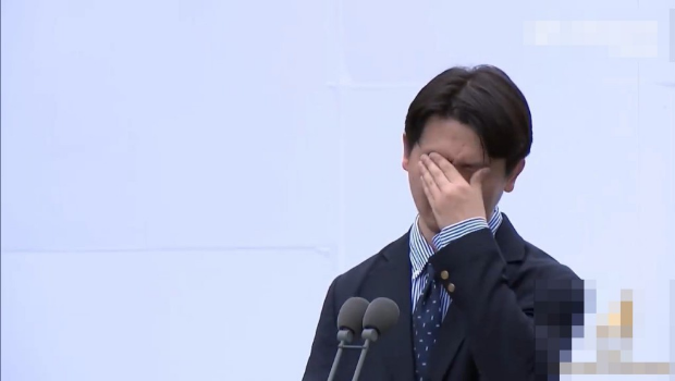 刘楚昕哽咽说出自己和初恋女友的轶事。 刘楚昕哽咽说出自己和初恋女友的轶事。