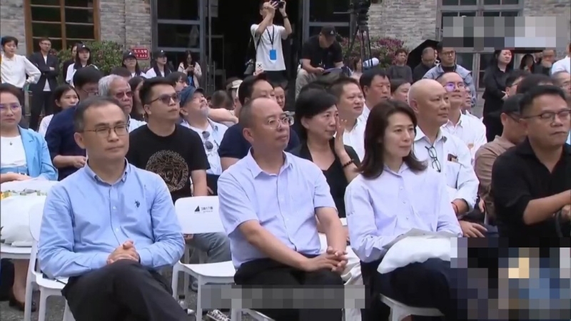 台下无数人都被感动。 台下无数人都被感动。