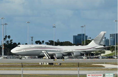 2月15日,特朗普参观了一架卡塔尔的波音747客机后,该飞机停在棕榈滩国际机场的停机坪上。 2月15日,特朗普参观了一架卡塔尔的波音747客机后,该飞机停在棕榈滩国际机场的停机坪上。