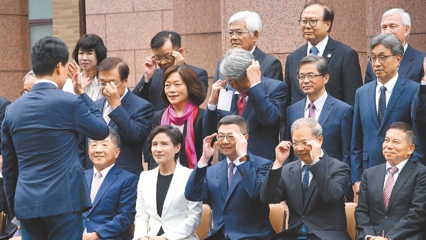 图为卓荣泰(前排中)去年率新“阁员”拍大合照。 图为卓荣泰(前排中)去年率新“阁员”拍大合照。