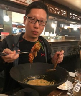 本地知名餐饮集团叙福楼CEO黄杰龙近日就在社交平台一款国产杯面的经历,他于个人办公室内试吃一款“酸笋薯粉”,因气味浓烈,他形容臭如“生物武器”。 本地知名餐饮集团叙福楼CEO黄杰龙近日就在社交平台一款国产杯面的经历,他于个人办公室内试吃一款“酸笋薯粉”,因气味浓烈,他形容臭如“生物武器”。