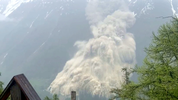 28日瑞士阿尔卑斯山脉的桦树冰河(Birch glacier)崩塌,吞噬下方布拉滕村(Blatten)高达9成面积。(路透) 28日瑞士阿尔卑斯山脉的桦树冰河(Birch glacier)崩塌,吞噬下方布拉滕村(Blatten)高达9成面积。(路透)