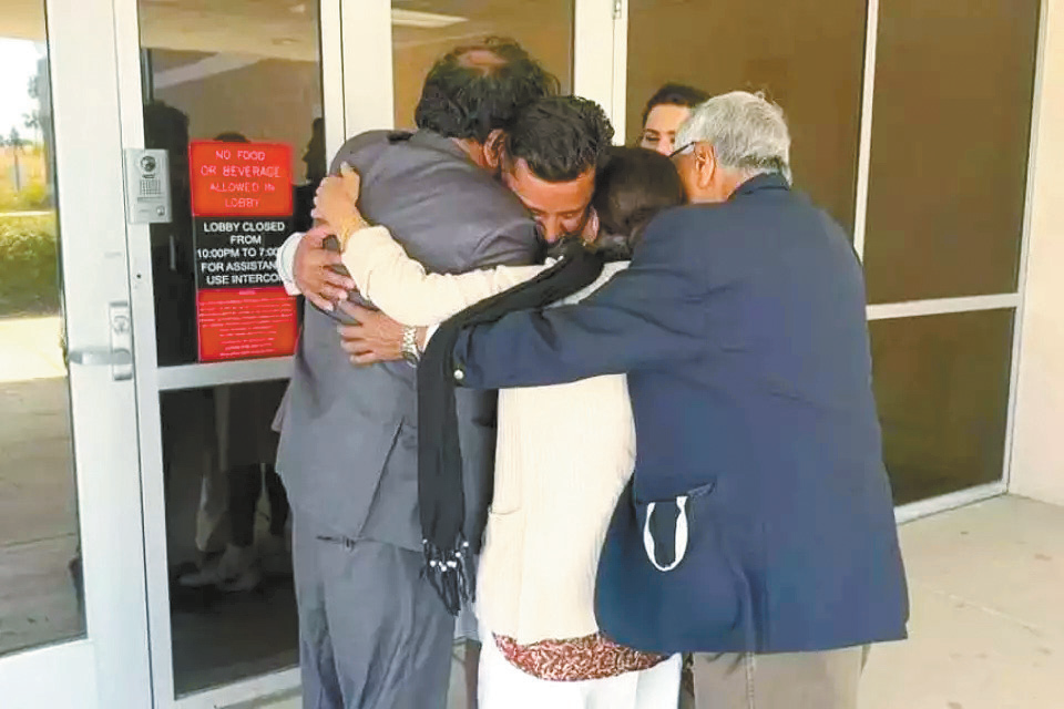 阿杰‧迪夫获释后与家人拥抱 阿杰‧迪夫获释后与家人拥抱