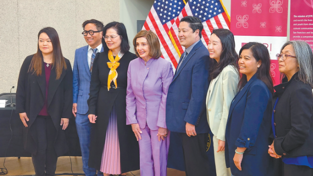 参与圆桌会议的亚太裔社区组织与佩洛西合影。 参与圆桌会议的亚太裔社区组织与佩洛西合影。