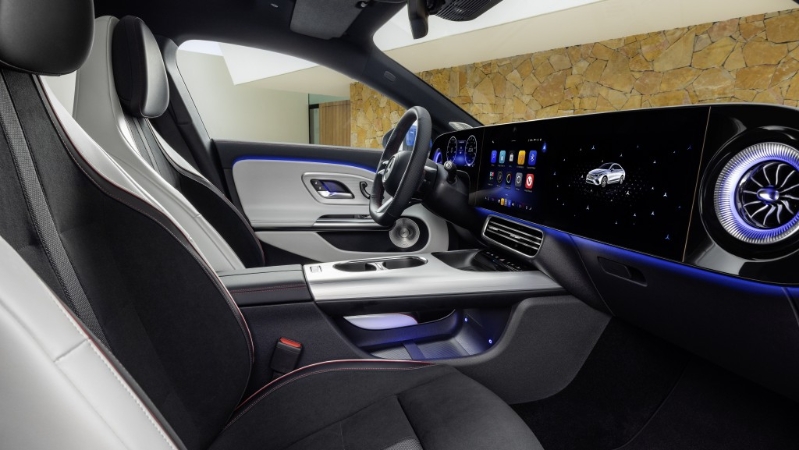 全新奔驰Mercedes-Benz CLA电动车配有10.25吋数码表板、14吋中控触屏及14吋副驾席屏幕(选配项目),三个屏幕可组合而成Superscreen。 全新奔驰Mercedes-Benz CLA电动车配有10.25吋数码表板、14吋中控触屏及14吋副驾席屏幕(选配项目),三个屏幕可组合而成Superscreen。