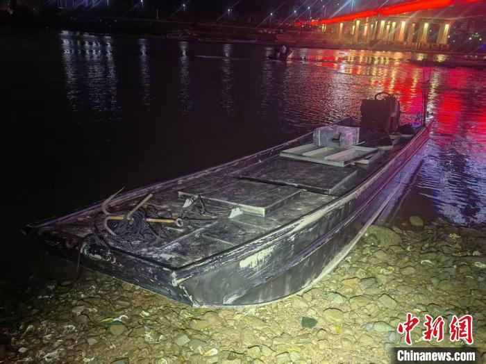 图为专案组查扣涉案的“三无”船舶。 图为专案组查扣涉案的“三无”船舶。