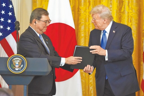 美国总统特朗普23日主动致电日本首相石破茂。 日媒报道,消息人士透露,两人预计在美日第4轮关税谈判登场之前再次通话。 美联社 美国总统特朗普23日主动致电日本首相石破茂。 日媒报道,消息人士透露,两人预计在美日第4轮关税谈判登场之前再次通话。 美联社