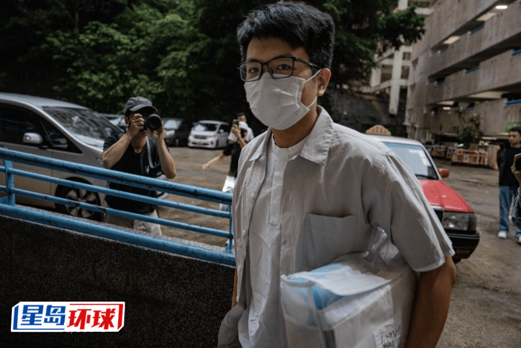 李嘉达在七人车载送下返回位于观塘的屋邨住所,他看来比以前消瘦。 李嘉达在七人车载送下返回位于观塘的屋邨住所,他看来比以前消瘦。