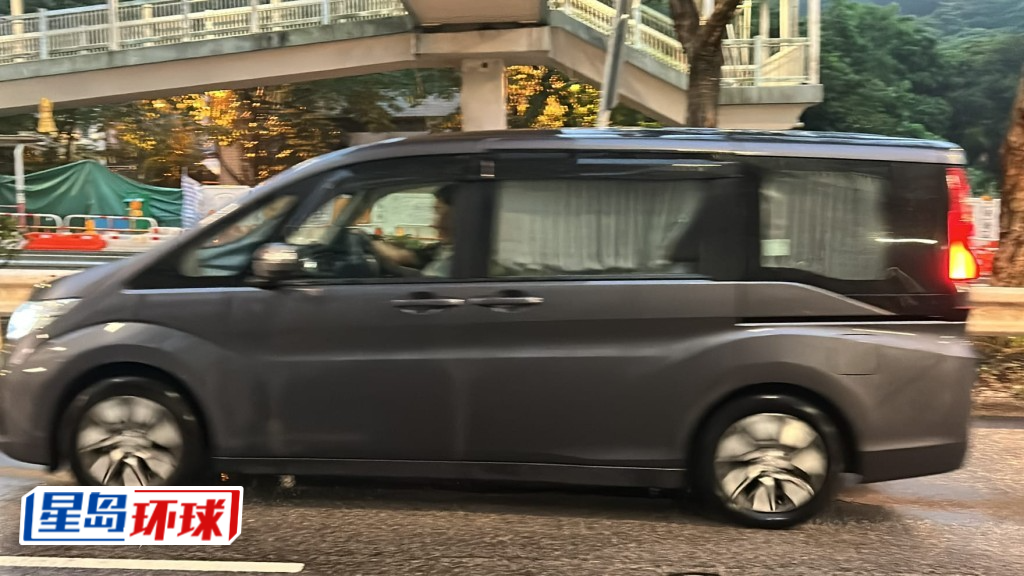 多辆私家驶离壁屋监狱,据悉谭凯邦在其中一部车内。 多辆私家驶离壁屋监狱,据悉谭凯邦在其中一部车内。