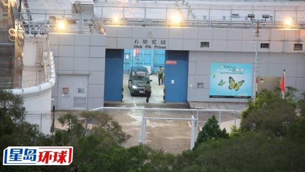 至5时45分,三辆七人黑色私家车在石壁监狱鱼贯驶出。 至5时45分,三辆七人黑色私家车在石壁监狱鱼贯驶出。