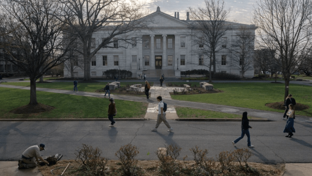 国际学生占哈佛大学总入学人数的27%以上,他们的学费对大学的财政至关重要。 国际学生占哈佛大学总入学人数的27%以上,他们的学费对大学的财政至关重要。