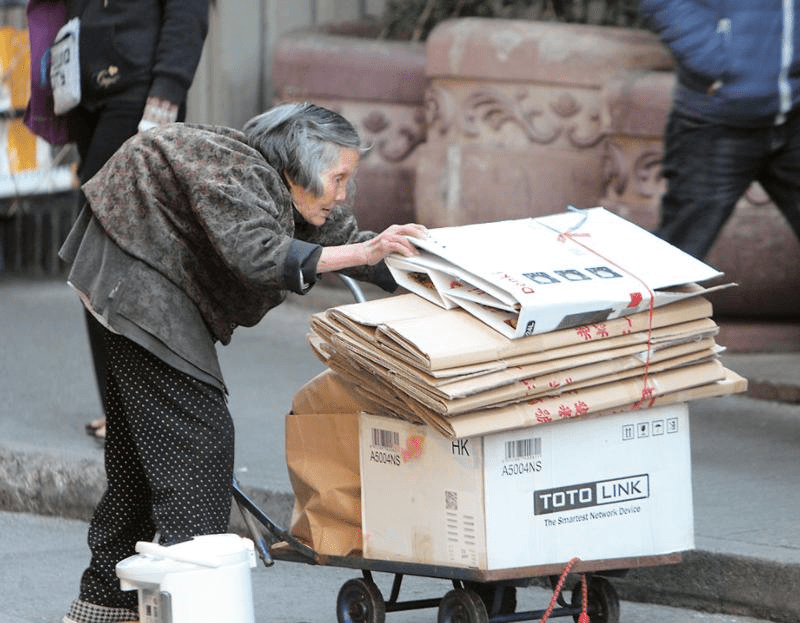 香港大街小巷不难遇见拾荒者,且大多为女性。 香港大街小巷不难遇见拾荒者,且大多为女性。