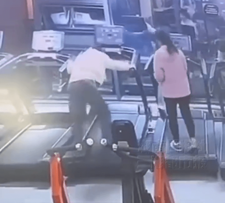 女子穿高跟鞋健身 女子穿高跟鞋健身