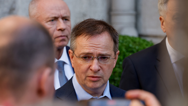 2025年5月15日,俄罗斯谈判代表梅金斯基(Vladimir Medinsky)于土耳其伊斯坦堡谈判后接受媒体采访。 2025年5月15日,俄罗斯谈判代表梅金斯基(Vladimir Medinsky)于土耳其伊斯坦堡谈判后接受媒体采访。