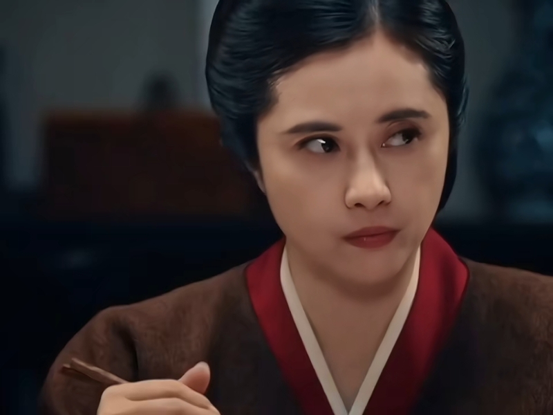 但何美钿五官大致没变。 但何美钿五官大致没变。