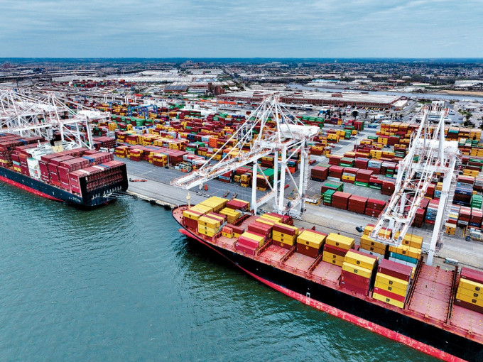 马里兰州巴尔的摩的货柜船。 马里兰州巴尔的摩的货柜船。