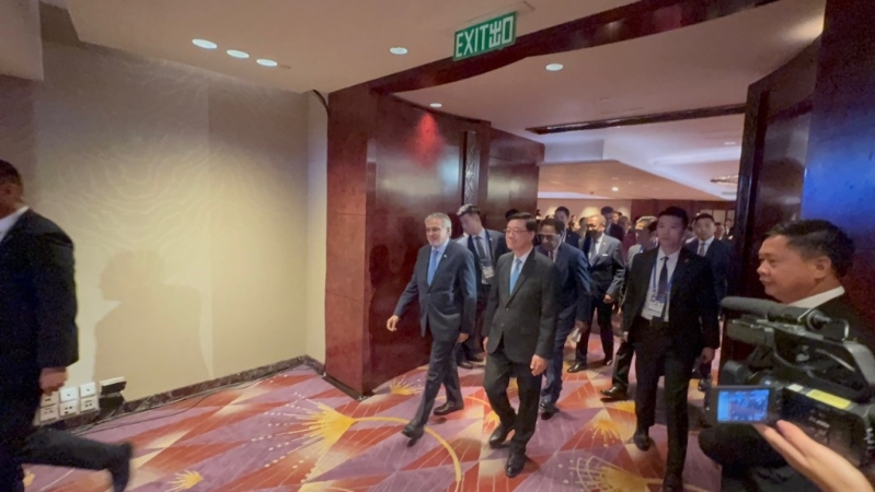 现场有多名政府官员出席,包括行政长官李家超、律政司司长林定国、律政司副司长张国钧。 现场有多名政府官员出席,包括行政长官李家超、律政司司长林定国、律政司副司长张国钧。