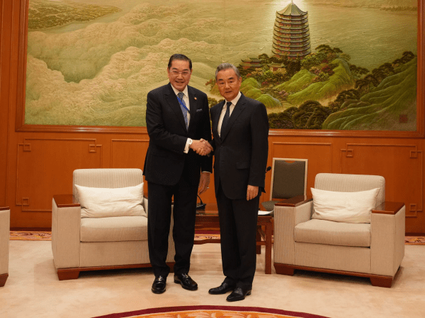 外交部长王毅会见出席国际调解院公约签署仪式的亚洲和平和解理事会主席素拉杰。 外交部图片 外交部长王毅会见出席国际调解院公约签署仪式的亚洲和平和解理事会主席素拉杰。 外交部图片